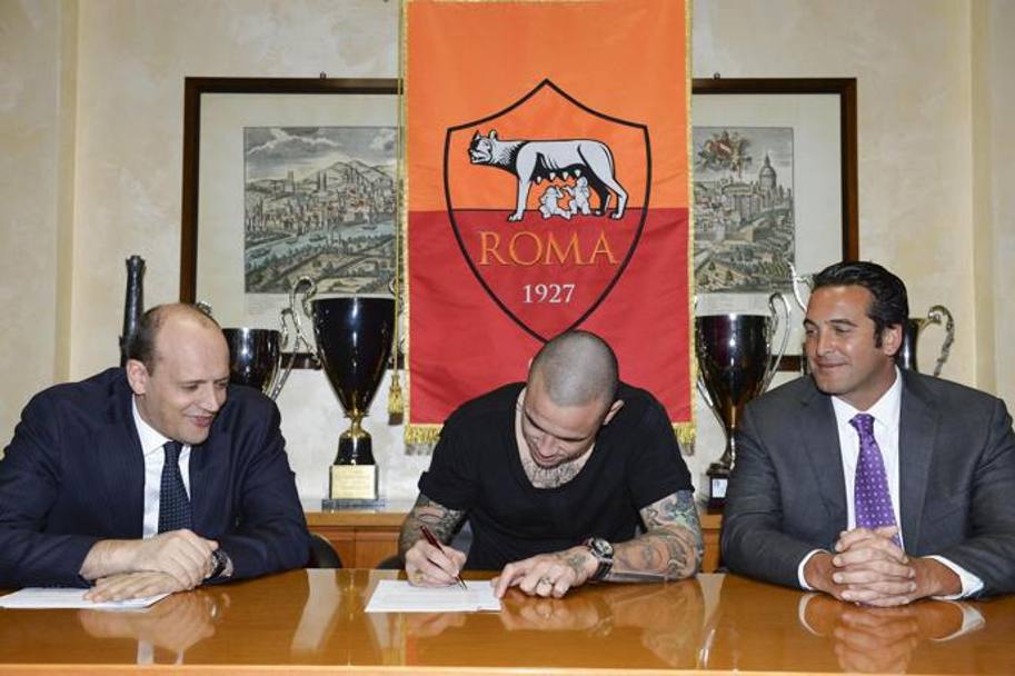 La firma del contratto, tra il d.g. Mauro Baldissoni e il Ceo Italo Zanzi. Epa